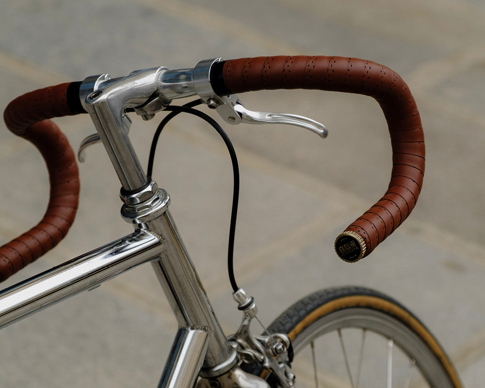 ein älteres fahrrad mit braunem lenkerband welches perfekt gewickelt ist
