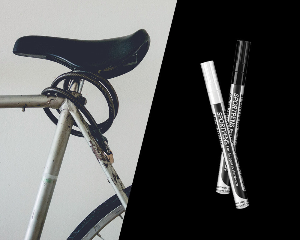 fahrrad und zwei stifte vor schwarzem hintergrund