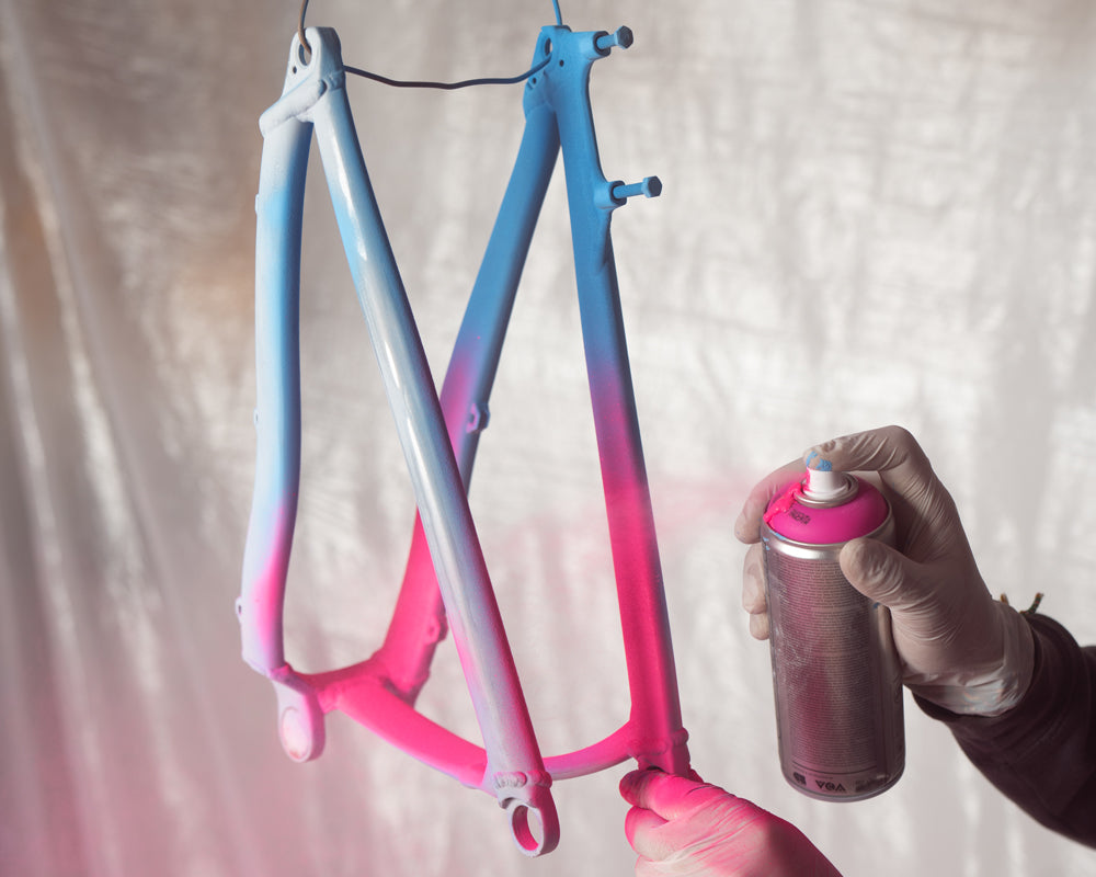ein fahrrad wird mit einer spraydose angesprüht
