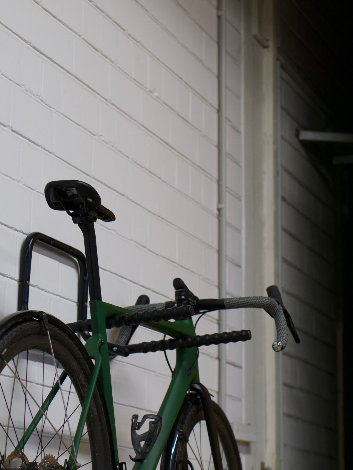Fahrrad hängt auf einer Wandhalterung