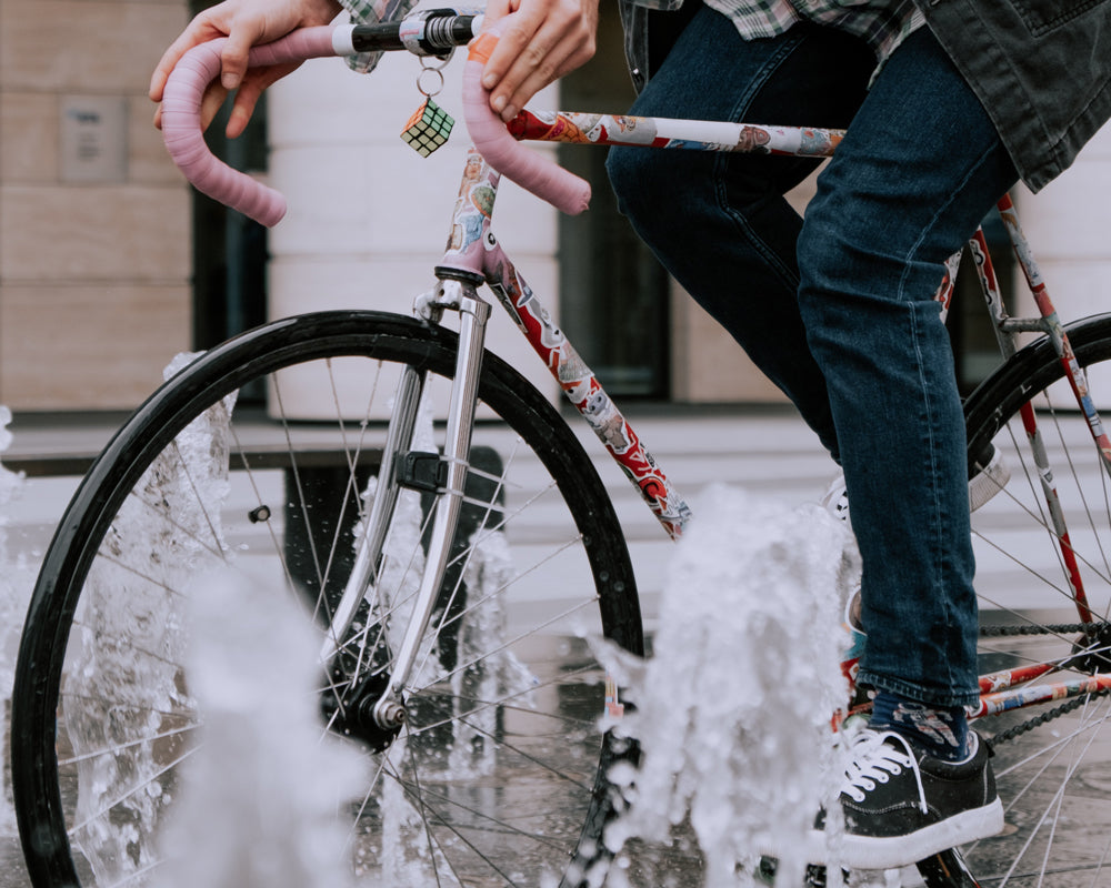 fahrrad fährt zwischen kleinen wasserfontänen hindurch