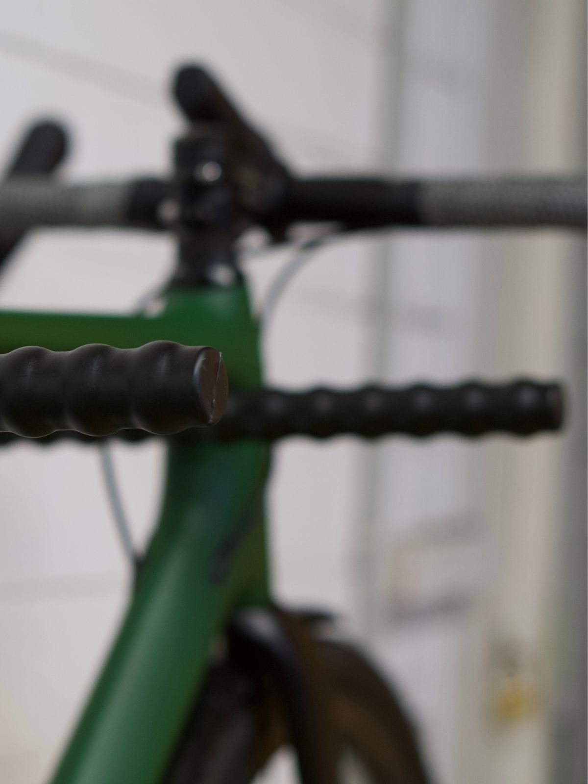 Nahaufnahme von einem Fahrrad, welches auf einer Fahrrad Wandhalterung hängt  