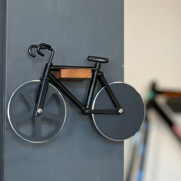 Pizzaschneider Fahrrad hängt an Wandhalterung 